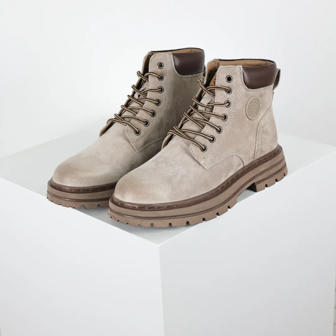 Copy price 💰620 Core recommendation Good price 🚀Timberland Timberland outdoor high-top casual rhubarb boots series #Guangdong Dachang quality Original box original packaging #25ss new style Fashion and trend matching The fabric is made of Italian 🇮🇹 top frosted fine-grained cowhide with anti-odor and anti-corrosion genuine leather latex insoles. The outsole and hardware are all made from OEM raw materials. They are the same as the original Goodyear never-opening process. Good products do not kill pigs. The quality of the first order is strictly controlled. Exclusively released on the entire network. The quality is beyond doubt. The whole set of official website unified packaging gives you a perfect wearing experience. The quality is exquisite and durable. A must-have for sportsmen. Specially designed to prevent handsomeness. High-quality and first-class foot feel. This winter, it is specially used for cold protection and outdoor use. Daily casual matching. Size: 39 40 41 42 43 44 (leather shoe size)